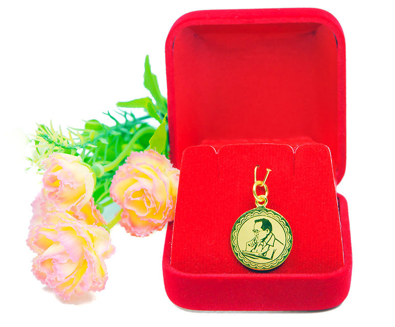 จี้ ทองคำแท้ รูปร.9 ยิงเลเซอร์ ตัดลาย น้ำหนักทอง 1 สลึง