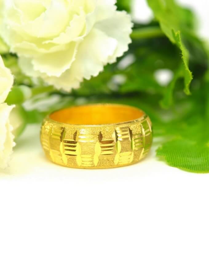 แหวน ทองคำแท้ ลายลูกคิด จิกเพชร ตัดลายเหลี่ยม หนัก 2 สลึง